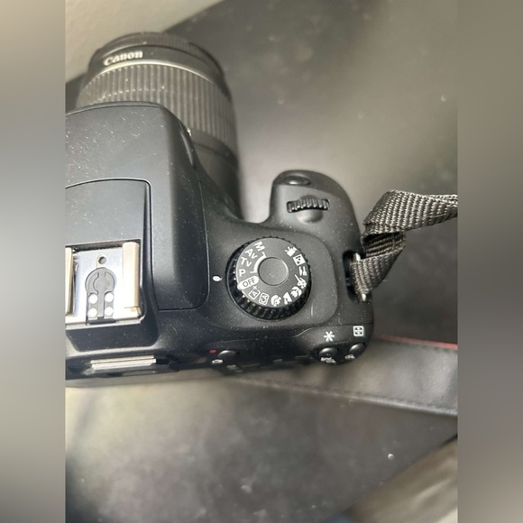 Canon 4000D camera with EFS 18-55mm lens. - Picture 3 of 3